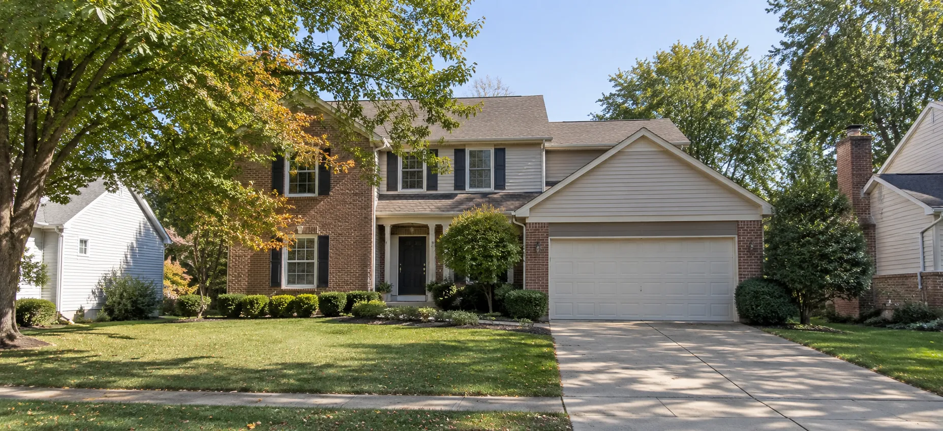 Mid-century split-level house with mature landscaping in Dublin, Ohio